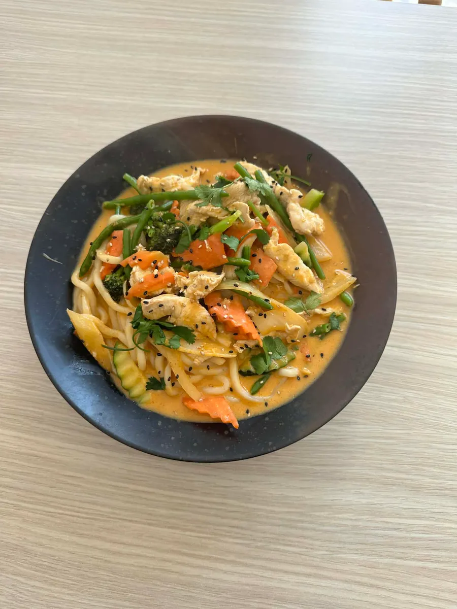 M6 : UDON CURRY s kuracím mäsom